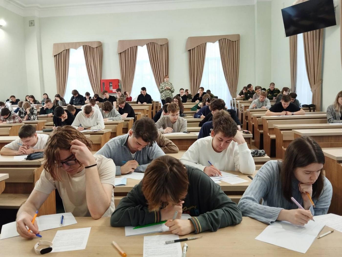 Почти 130 студентов приняли участие в университетской олимпиаде по математике